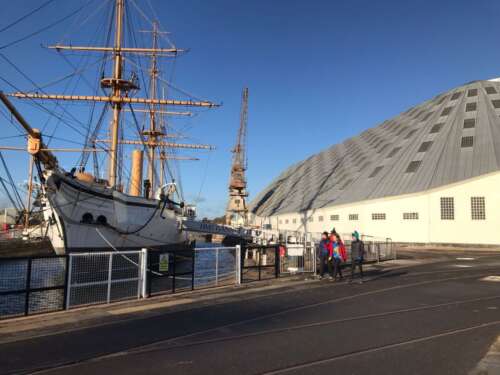 Route choice - walk over the ship or run around it?